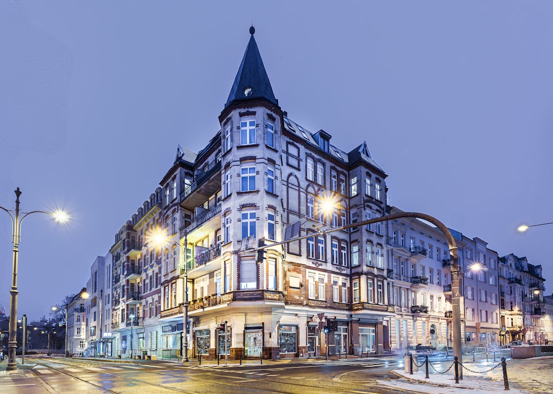 Avrupa'da bütçe dostu konaklama için otel odası manzarası