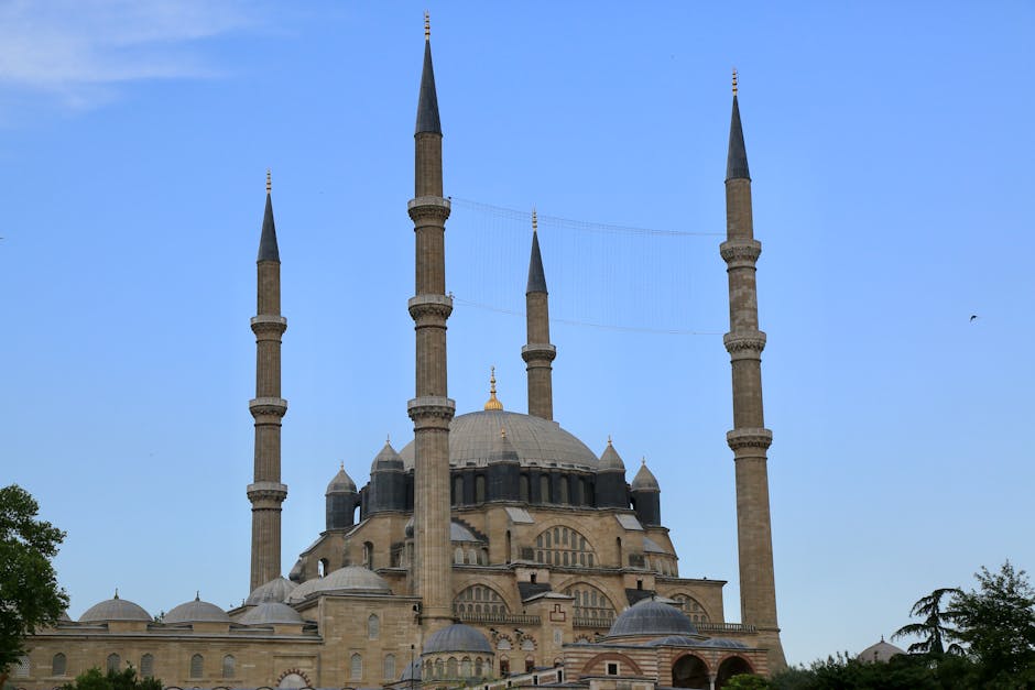 Edirne'nin tarihi merkezinde Selimiye Camii ve nehir manzarası