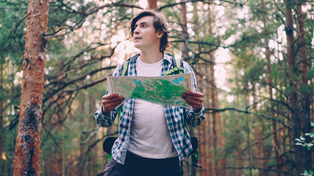 Elinde harita ile rota planlayan gezginin görseli