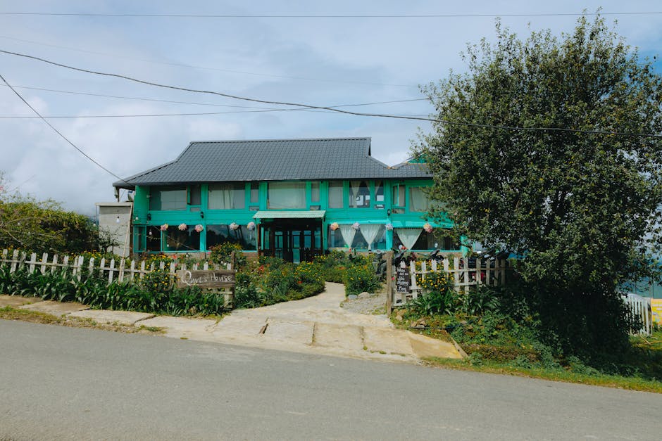 Geleneksel köy konaklama evi dış cephesi ve çevresindeki doğal manzara