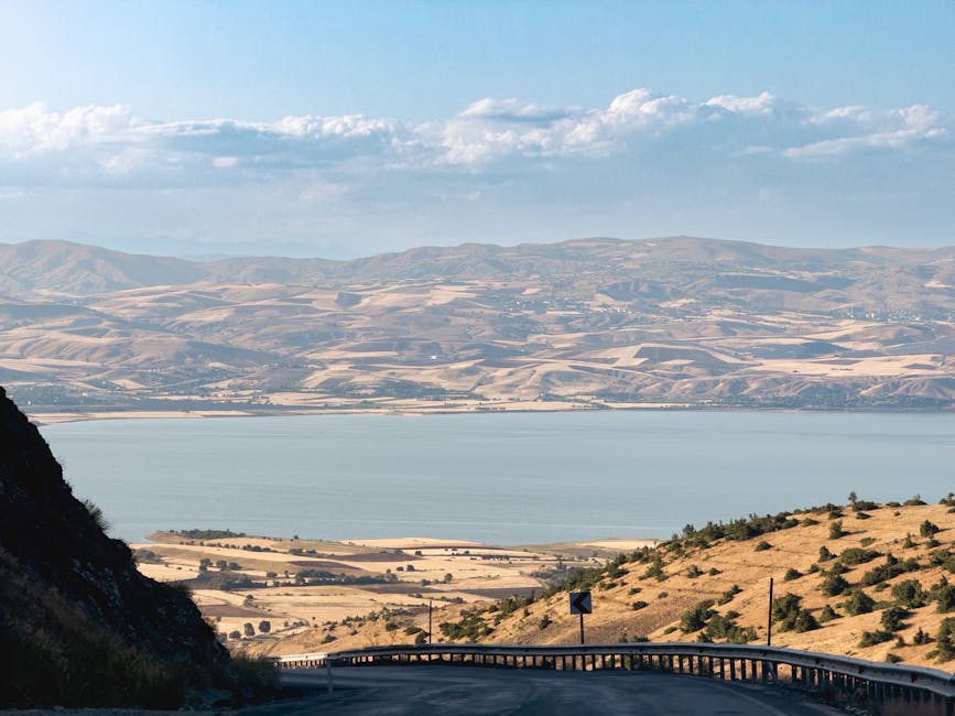 İstanbul'dan Doğu Anadolu'ya doğru giden yol sırasında araba içinde yolculuk yapan bir çift