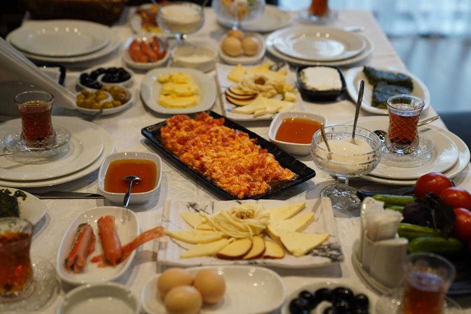 Kırsal alanda yöresel yemeklerle konaklayan gezginler akşam yemeği hazırlığında