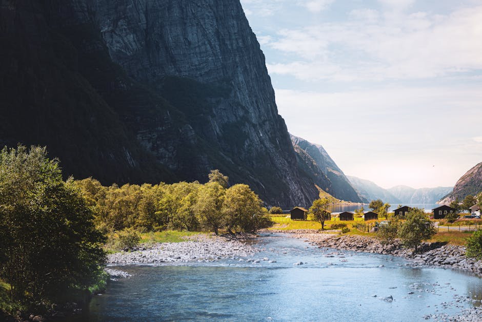 Kırsal köyde kamp yapan gezgin ve çadır kurulumu