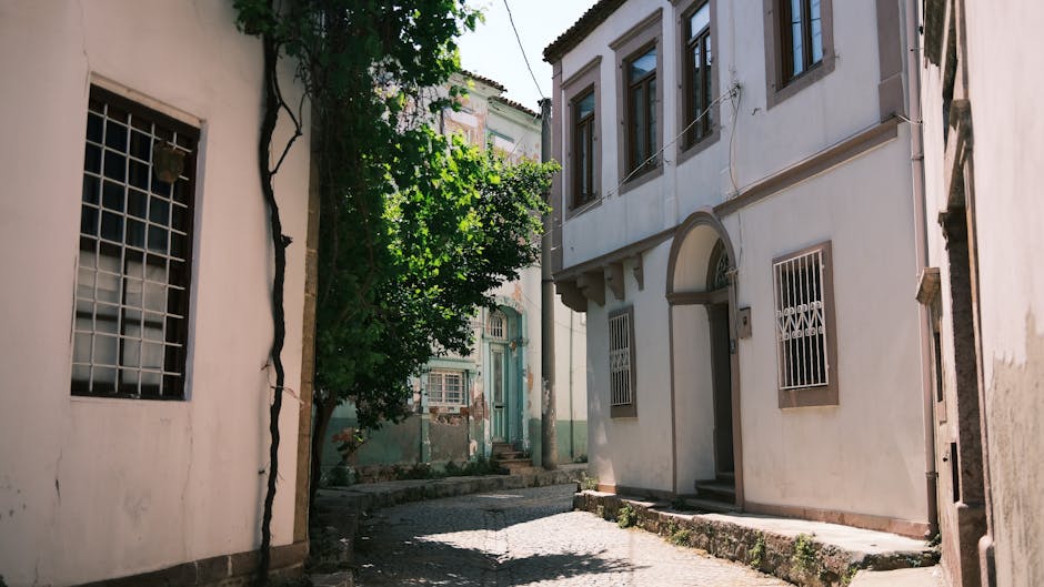 Köy konaklama tesisinin dış cephesi, kırmızı kiremitli çatı ve ahşap pencerelerle geleneksel görünüm