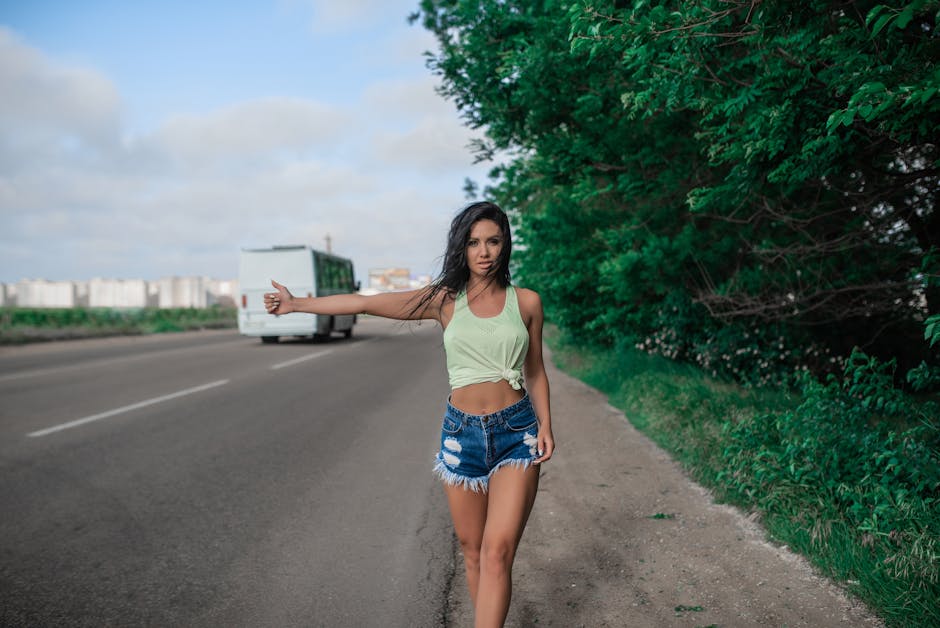 Avrupa'da kısa doğa gezisi için plan yapan gezginler doğa manzarası önünde