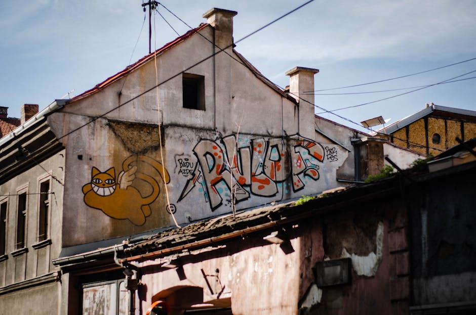 Balkan şehirlerinde renkli sokak sanatı ve kahve dükkanlarını gösteren canlı bir kare