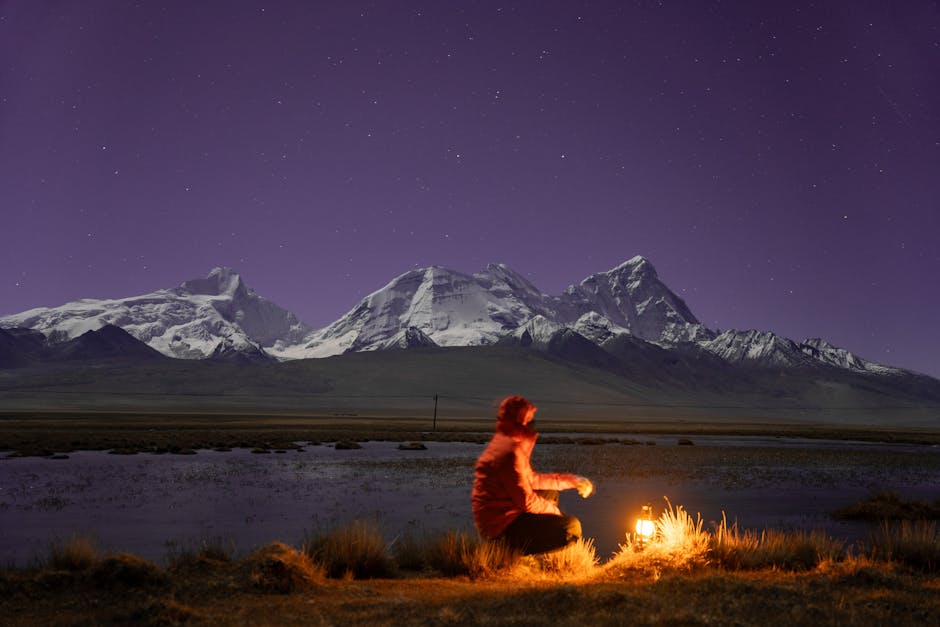 Dağlık alanda kamp ateşiyle trekking yapan ekip