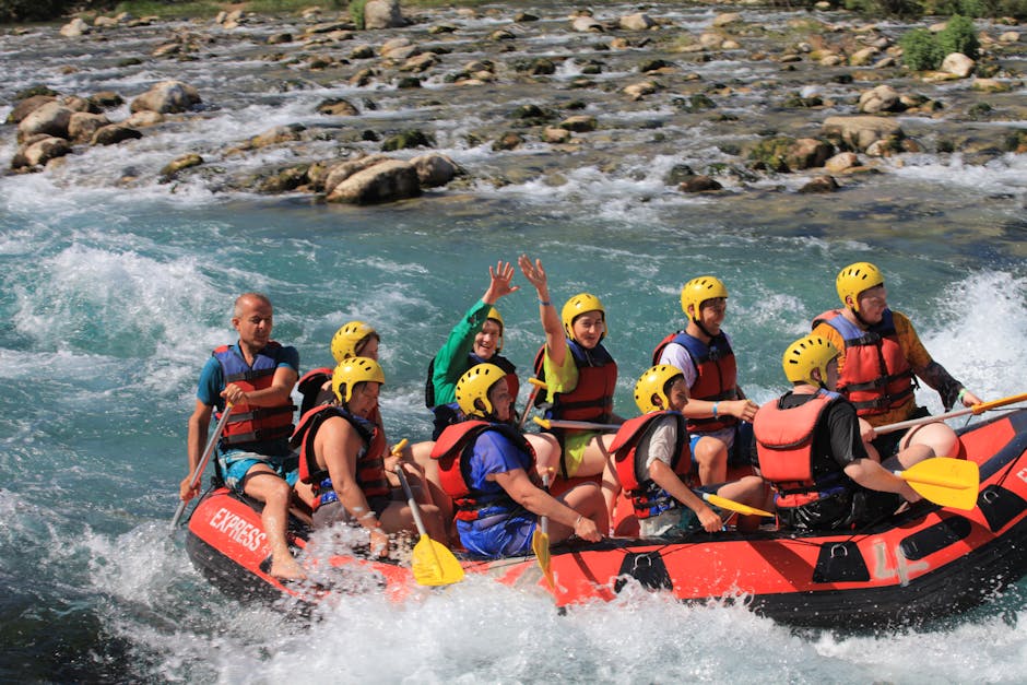 Dağlık bir nehirde rafting yapan ekiplerin aksiyon anı