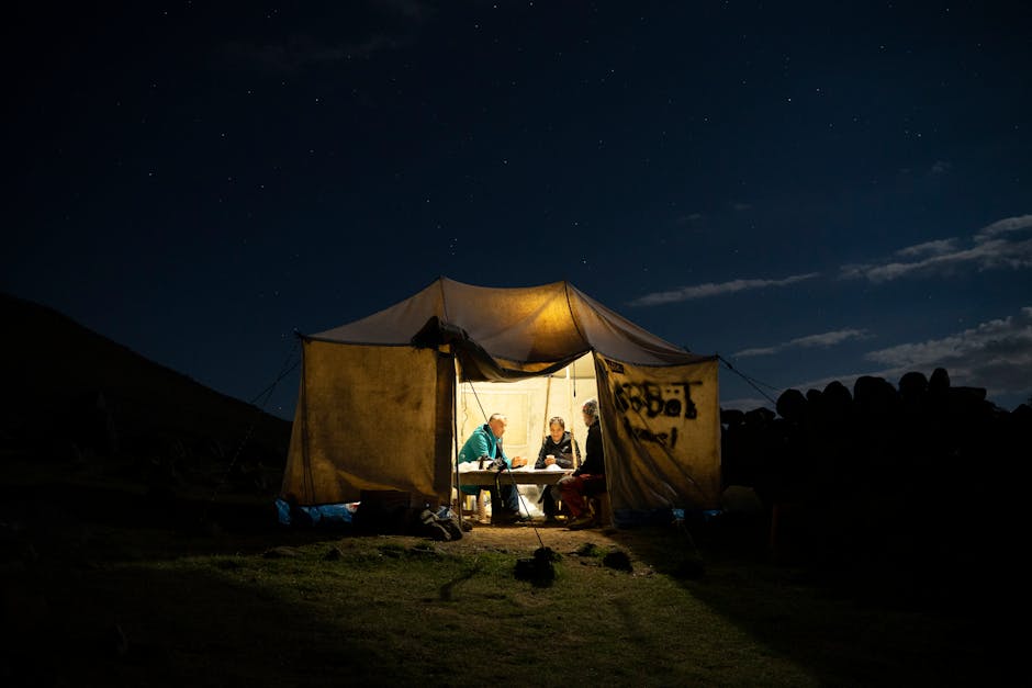 Doğal bir kırsalda kamp kuran gezginler ve çadır görüntüsü