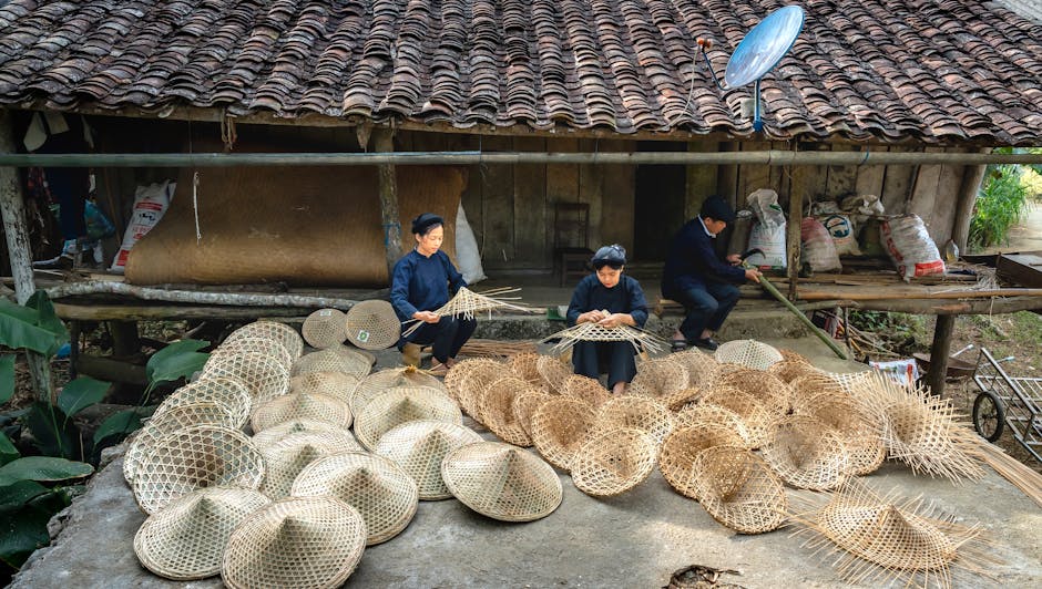 El sanatları köy atölyesi, işleyen zanaatkarlar ve ürünler