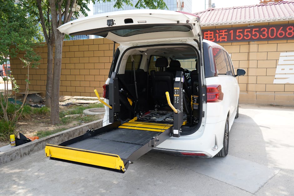 Engelli erişimli kamp alanı kurulumu yapan bir kampçı