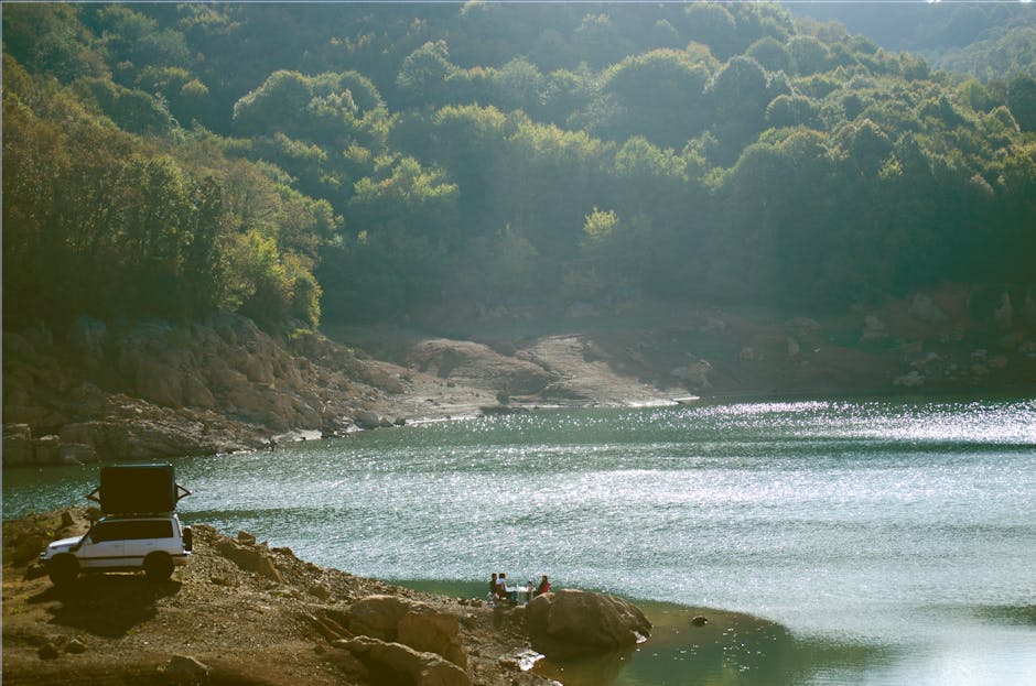 Göl kenarında çadır kuran bir kampçı