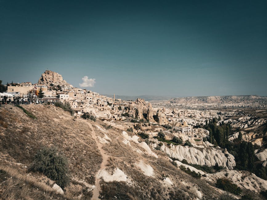 İstanbul'dan İç Anadolu'ya doğru köy yolunda manzara ve trekking sahnesi