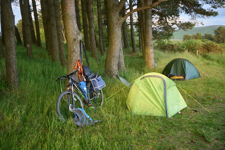 Kamp kurulurken bisiklete bağlı kamp malzemeleri ve çadır