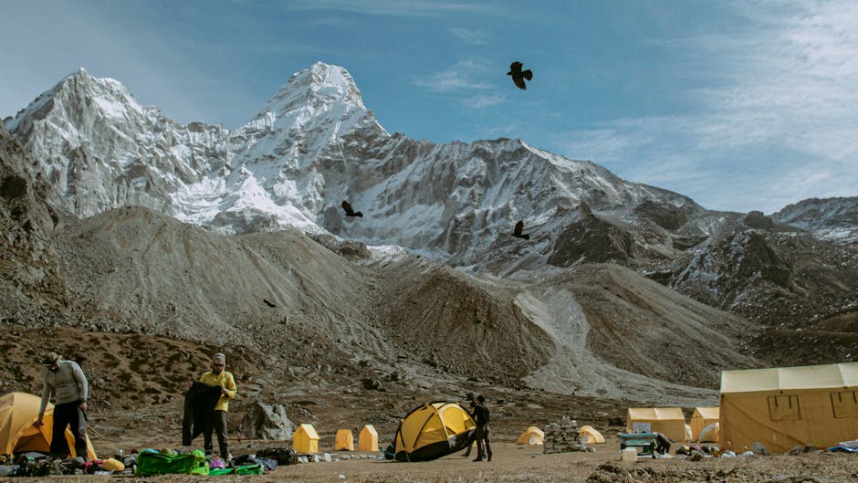 Karla kaplı dağlarda kamp ve yürüyüş yapan ekip