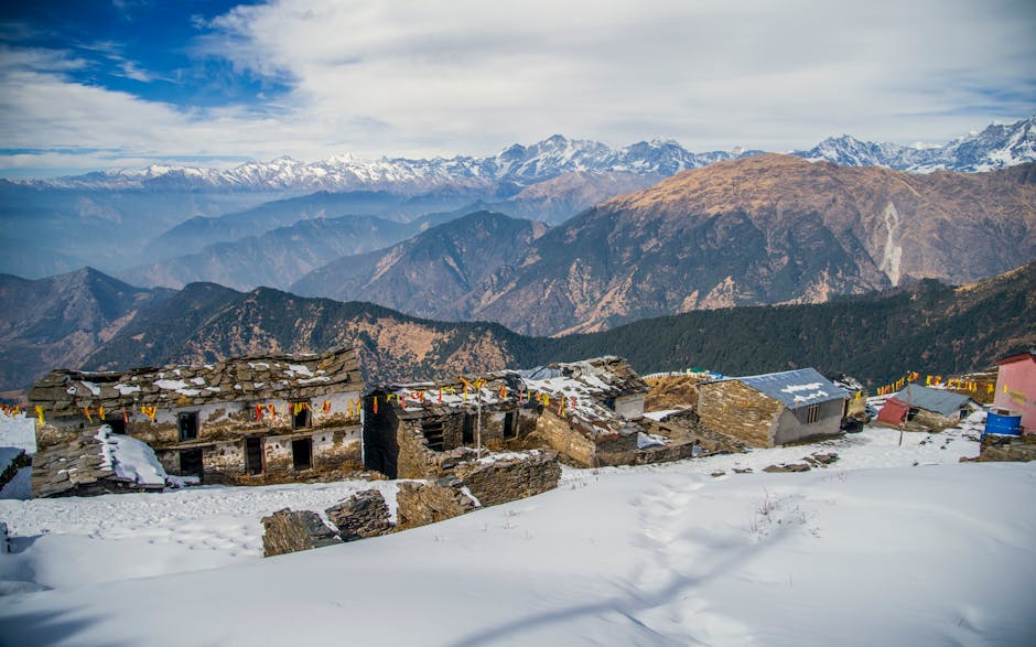 Karlı köyde kış yürüyüşü yapan gezginler ve kar manzarası