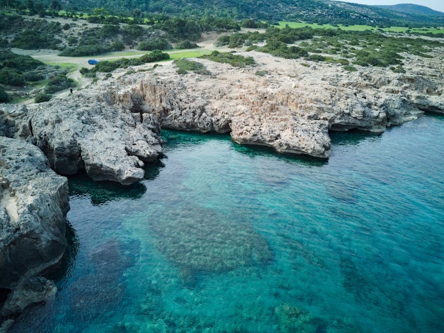 Kıbrıs'ta berrak suya sahip deniz kıyısı manzarası