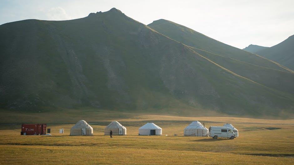 Köy kamplarında kamp kurulumu ve doğa manzarası