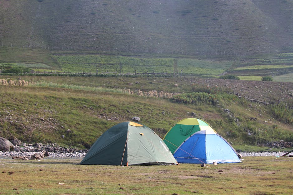 Köy tepelerinde kamp kurulumu ve bisikletçiler