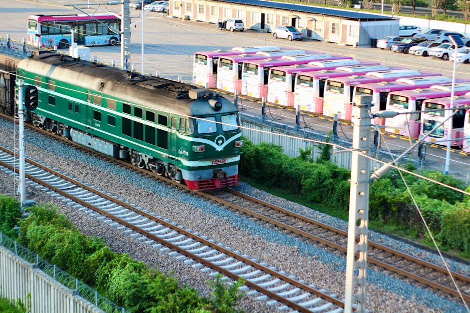 Türkiye'de tren ve otobüsle yolculuk yapan bir gezginin yanındaki bagajı ve otobüs/ tren simgeleri