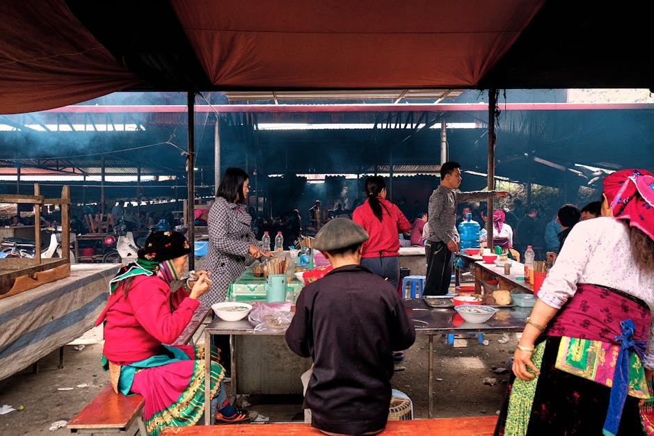 Yerel pazarda yöresel lezzetleri deneyen gezginler