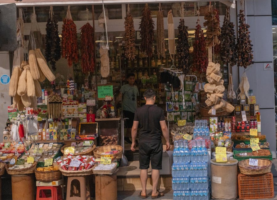 Yerel pazarlarda taze ürünler ve renkli tezgahlar
