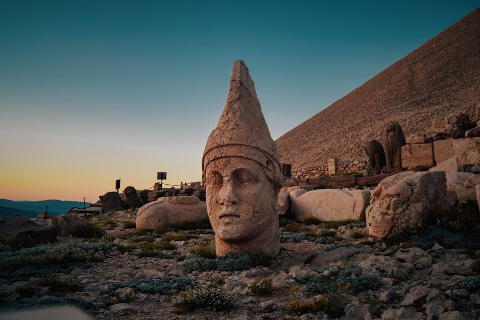 Nemrut Dağı sabah gün doğumu öncesi kamp yapan ziyaretçiler