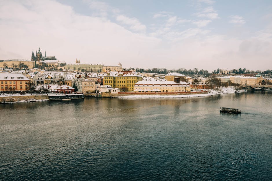 Prag'da nehir kıyısında kamp yapan gezginler