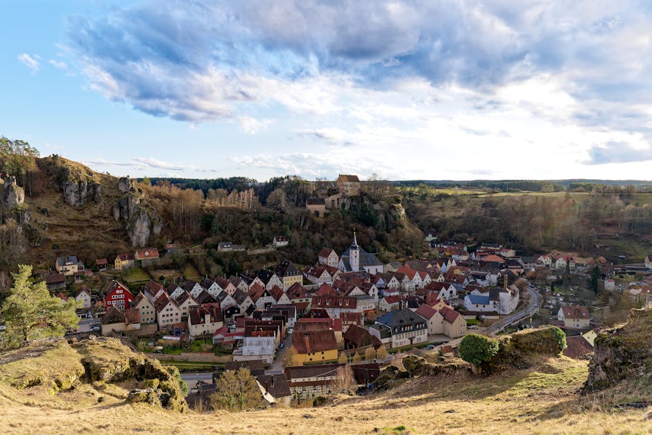 Almanya kırsalındaki yemyeşil köy manzarası