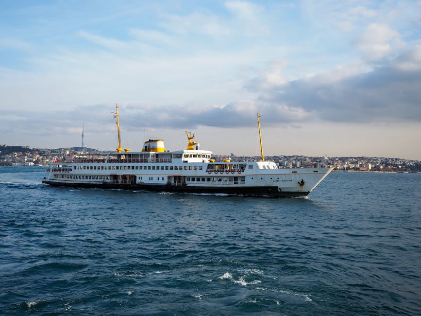Düşük bütceli feribot yolculuğu sahnesi, yolcular güvertede manzarayı izliyor