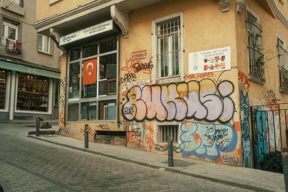 İstanbul'da sokak sanatı turu yapan turistler