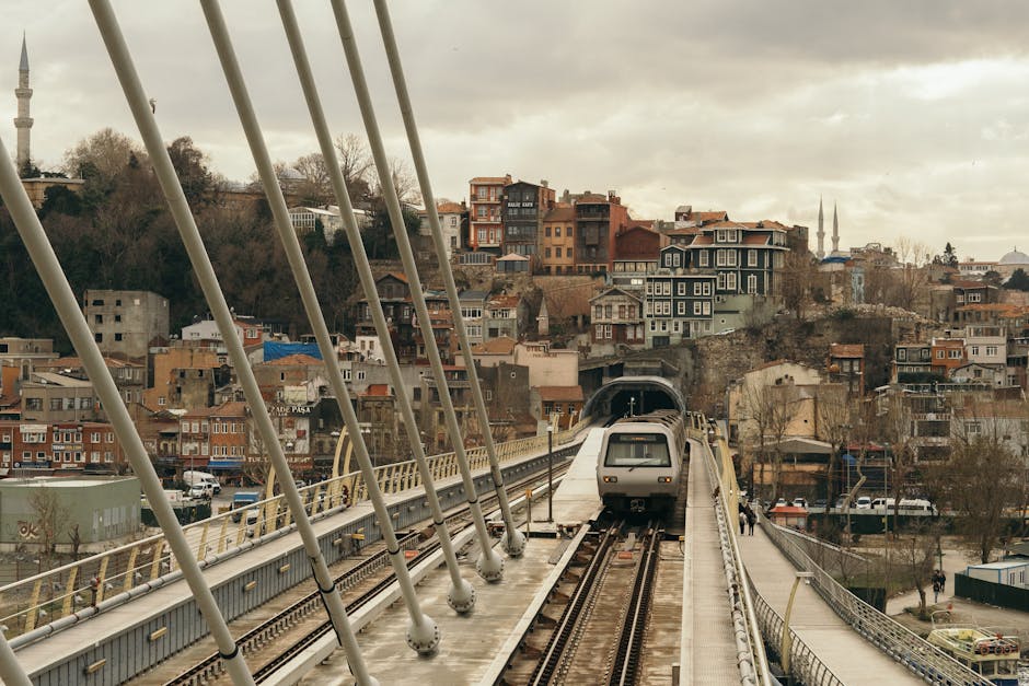 İstanbul'dan Avrupa'ya giden trenin sahnesi, peron ve yolcular yakın planda