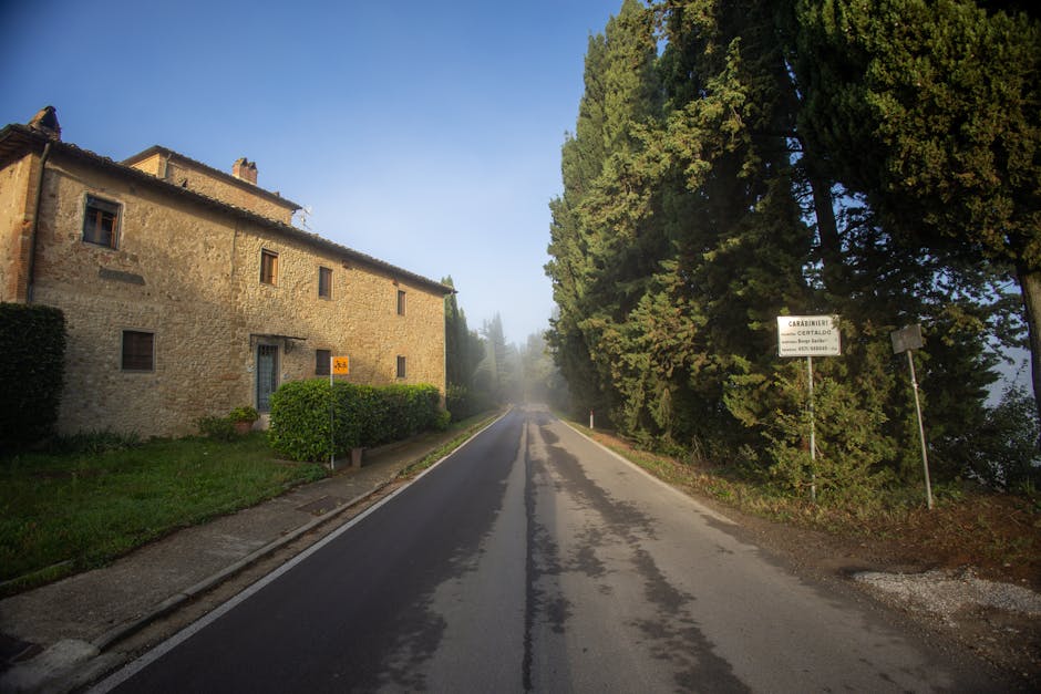 İtalya köyünün sabah ışığında taş bir sokağı