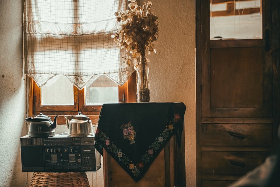 Koprivshtitsa köy evinin sıcak iç mekanı ve konaklama atmosferi