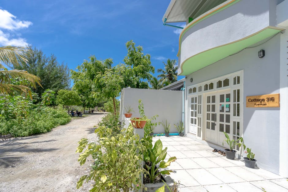 Köy konaklama binasının geleneksel taş duvarları ve bahçesi