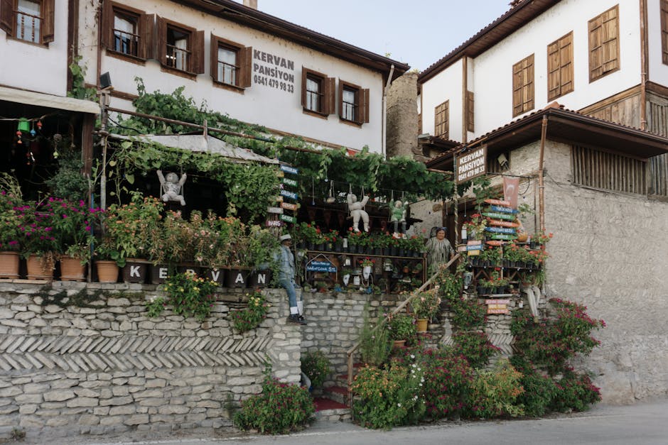Köy konaklamasında misafirperverlik örneği, taş duvarlı bir konaklama önündeki yolculuğa hazırlık yapan bir çift