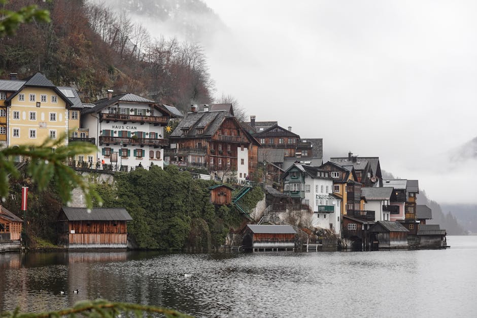Küçük bir Avrupa dağı köyü, doğa içinde sakin bir manzara
