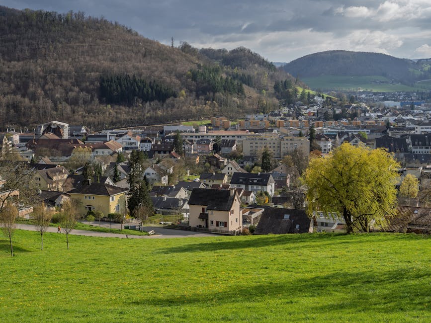 Küçük bir kasabada doğa manzarası, yeşillikler ve dağlar