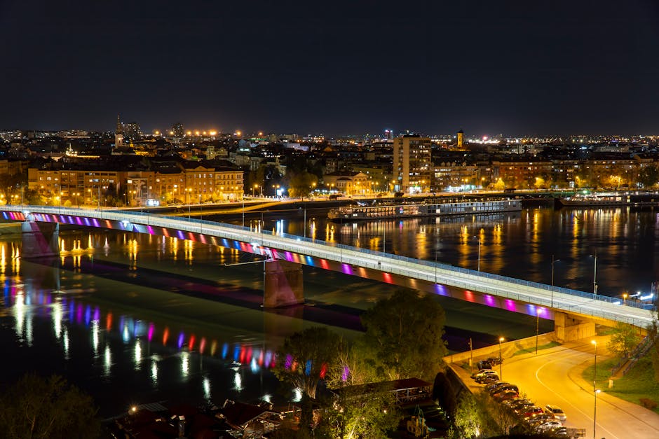 Novi Sad'da Petrovaradin Kalesi'nin etkileyici silueti ve nehir kıyısındaki panoramik görünüm