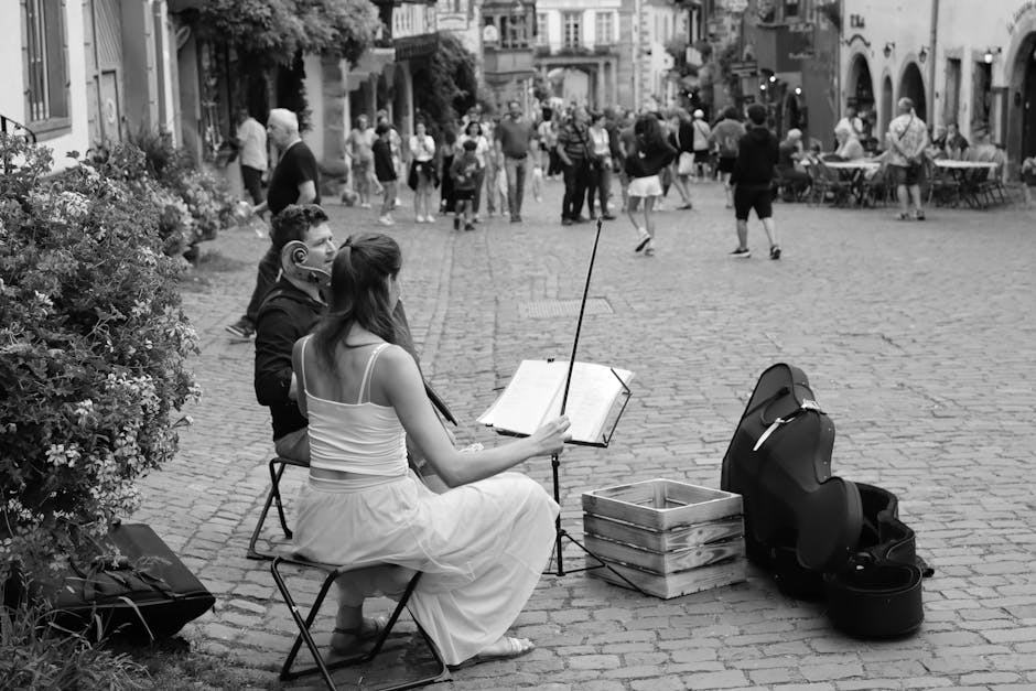 Avrupa'da bir kasabada açık hava konserine katılan kalabalık
