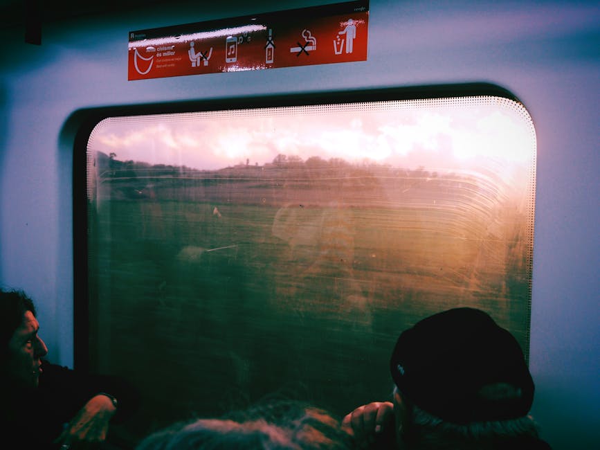 Avrupa'da tren yolculuğu sırasında pencereden manzara