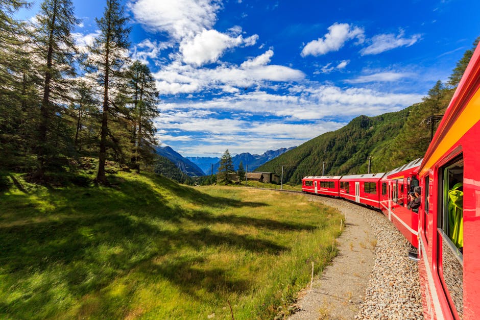 Dağlar arasından geçen tren ve manzara
