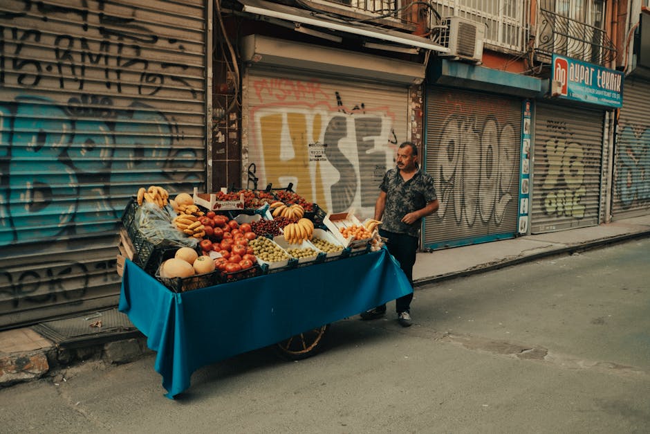 İstanbul sokak pazarında tezgâhlar ve insanlar