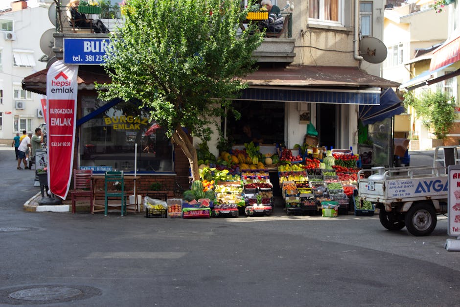 Istanbul'da yerel pazar tezgahları ve sebzelerle dolu bir kare