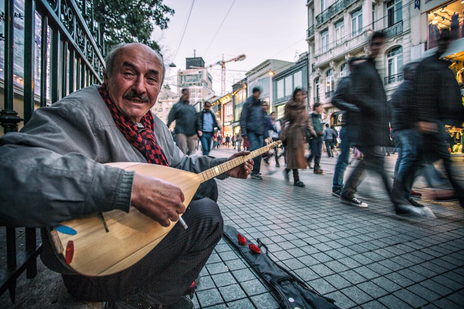 İstanbul'daki bir sokağı dinleyen turistler ve müzisyenler
