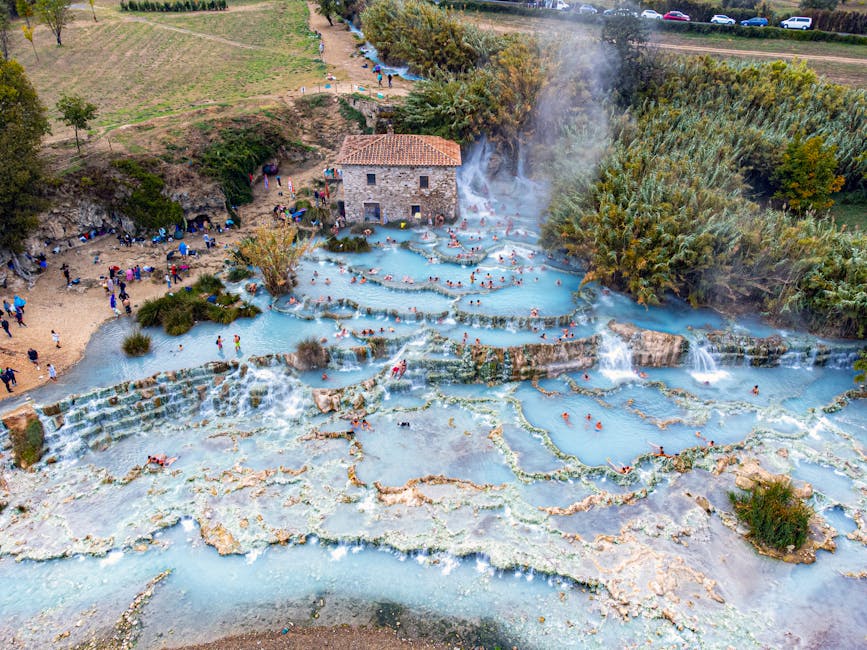 İtalya'da termal köy ve doğa yürüyüşü yapan turistler