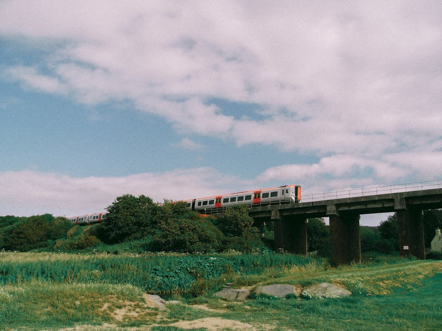 Kırsal alanda demiryolu yolculuğunu gösteren bir tren manzarası