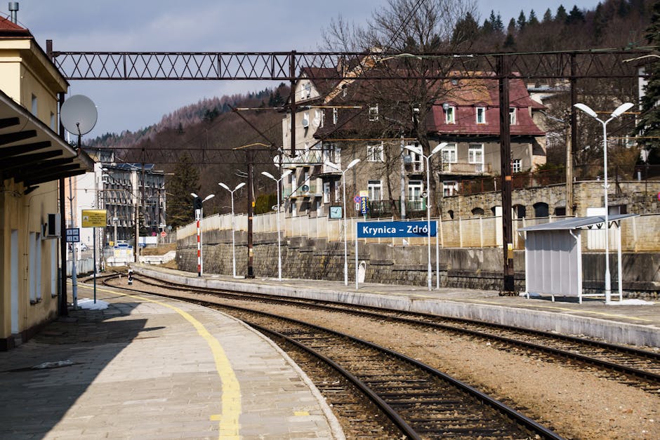 Küçük bir Avrupa kasabasındaki tren istasyonu görüntüsü
