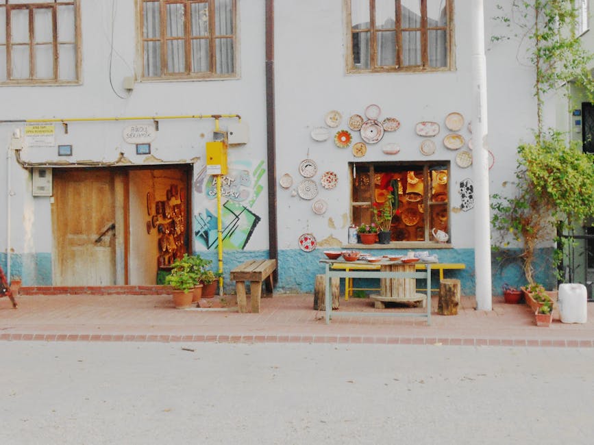 Küçük şehirde sanat atölyesi gezisi yapan turist