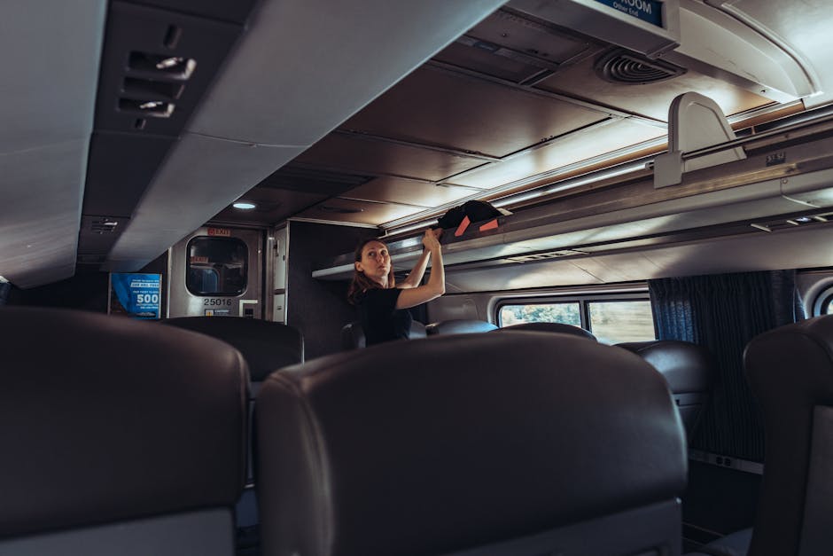 Yolculuk için bavulları tren raylarında taşıyan gezgin
